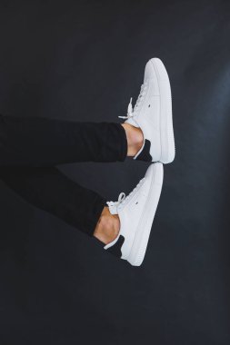 Beyaz deri spor ayakkabılı, yaz erkek ayakkabılı bir adam. Siyah kotlu adam
