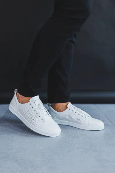 Een Man Witte Leren Casual Sneakers Zomersneakers Voor Mannen Man — Stockfoto