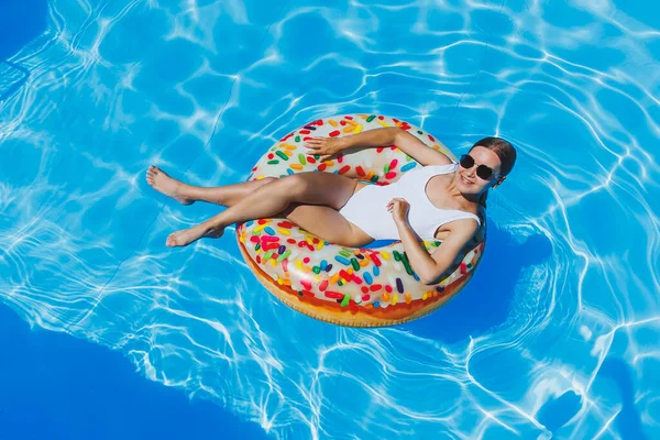 Eine Schlanke Frau Weißem Badeanzug Und Sonnenbrille Liegt Pool Auf — Stockfoto
