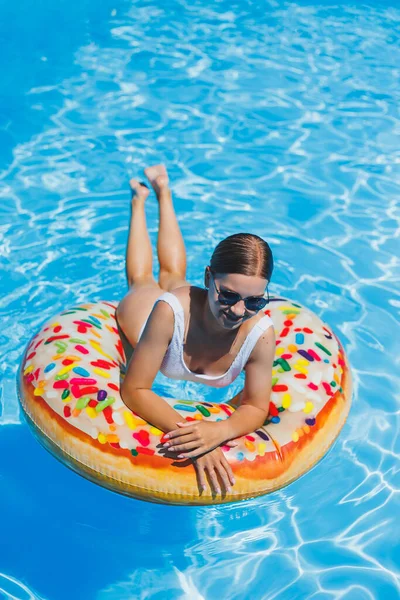 Ruhe Pool Glückliche Junge Frau Badeanzug Sonnenbrille Und Aufblasbarem Gummiring — Stockfoto