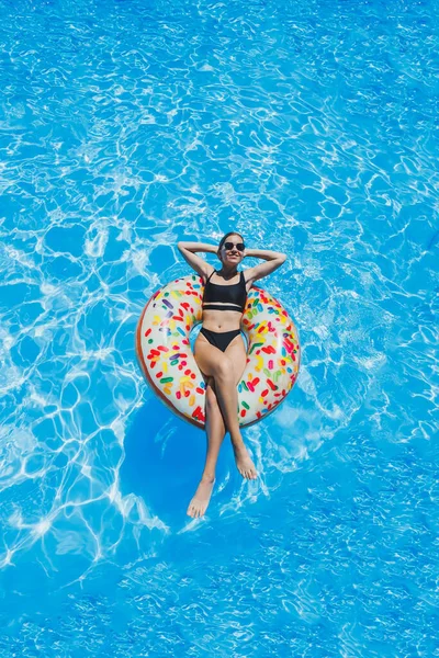 Schöne Frau Mit Sonnenbrille Pool Schwimmt Auf Einem Aufblasbaren Schwimmring — Stockfoto