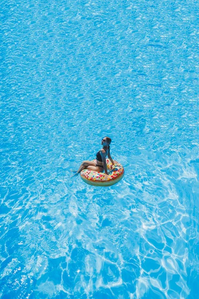 Schöne Frau Mit Sonnenbrille Pool Schwimmt Auf Einem Aufblasbaren Schwimmring — Stockfoto