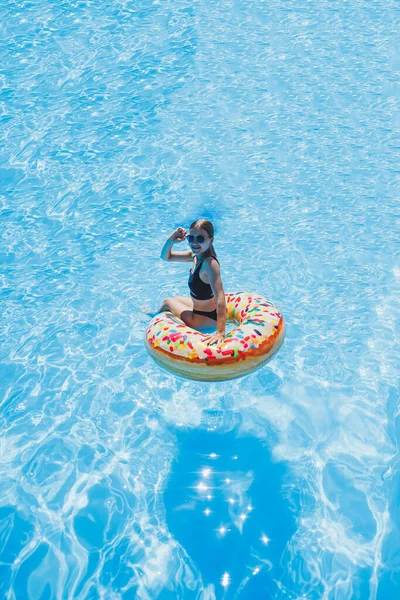 Schöne Frau Mit Sonnenbrille Pool Schwimmt Auf Einem Aufblasbaren Schwimmring — Stockfoto