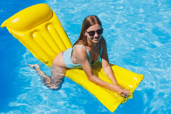 Beautiful Young Woman Sunglasses Yellow Inflatable Mattress Swimsuit Swims Pool — Zdjęcie stockowe