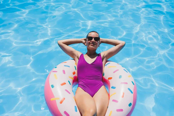 Schöne Schlanke Junge Frau Badeanzug Genießt Den Wasserpark Der Einem — Stockfoto