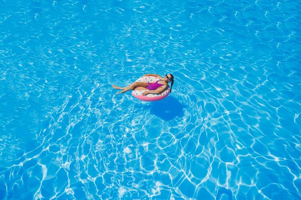 Schlanke Frau Mit Sonnenbrille Pool Einem Aufblasbaren Schwimmring Hellen Badeanzug — Stockfoto