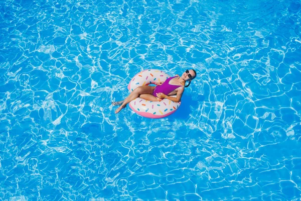 Schöne Schlanke Junge Frau Badeanzug Genießt Den Wasserpark Der Einem — Stockfoto