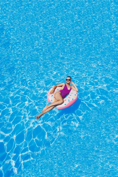 Mulher Magro Óculos Sol Piscina Anel Natação Inflável Maiô Brilhante — Fotografia de Stock