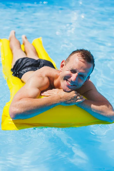 Jeune Homme Short Aime Parc Aquatique Flottant Dans Grand Anneau — Photo