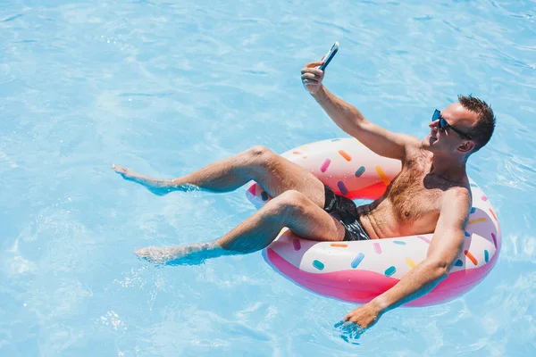 Ein Attraktiver Mann Entspannt Auf Einem Aufblasbaren Ring Pool Ein — Stockfoto