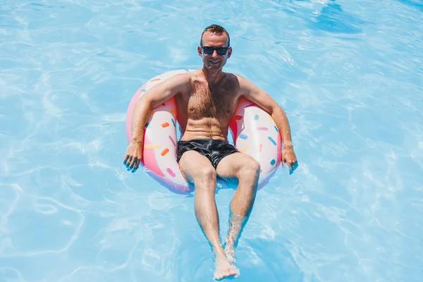 Young Man Sunglasses Shorts Relaxing Inflatable Donut Pool Summer Vacation — Stockfoto