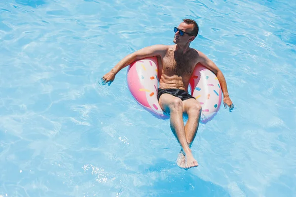 Jeune Homme Lunettes Soleil Short Relaxe Sur Beignet Gonflable Dans — Photo