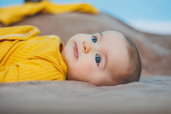 Счастливый Четырехмесячный Ребенок Лежит Трикотажном Одеяле Детский Портрет Ребенок Держащий — стоковое фото