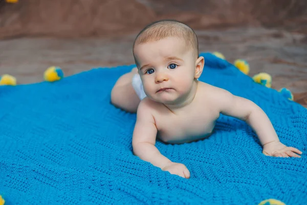 Bebê Feliz Quatro Meses Está Cobertor Malha Retrato Bebé Criança — Fotografia de Stock