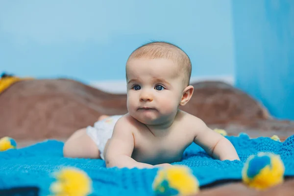 Счастливый Четырехмесячный Ребенок Лежит Трикотажном Одеяле Детский Портрет Ребенок Держащий — стоковое фото