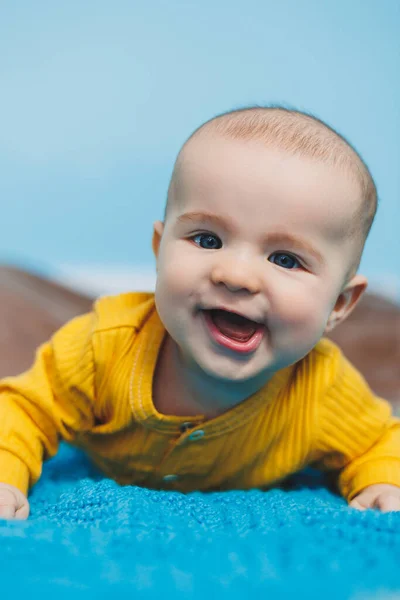 Small Child Months Old Lies Bed Yellow Clothes Child Begins — Foto Stock