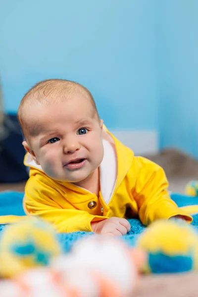 Small Child Months Old Lies Bed Yellow Clothes Child Begins — Foto Stock