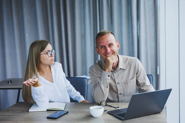 Businessmen Discussing While Working Laptop Office Focused Business People Cooperating — Foto de Stock