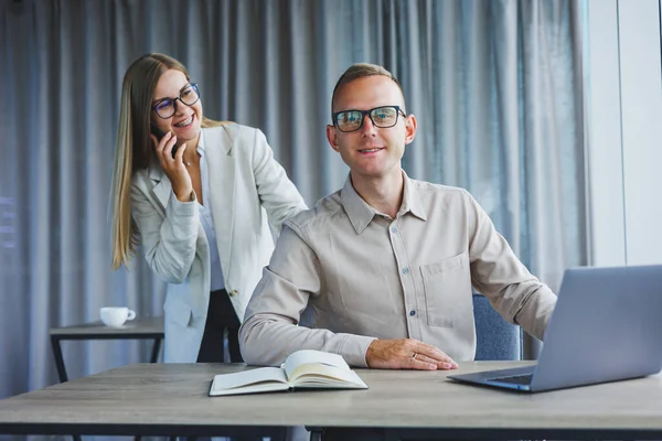 Business Woman Front Male Colleague Who Works Laptop Business Cooperation — Foto de Stock