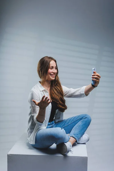 Junge Frau Mit Langen Brünetten Haaren Weißem Hemd Und Jeans — Stockfoto