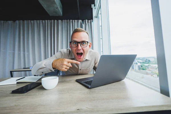 Emotional Man Looking Camera Workplace Man Glasses Sitting Desktop Computer — стоковое фото