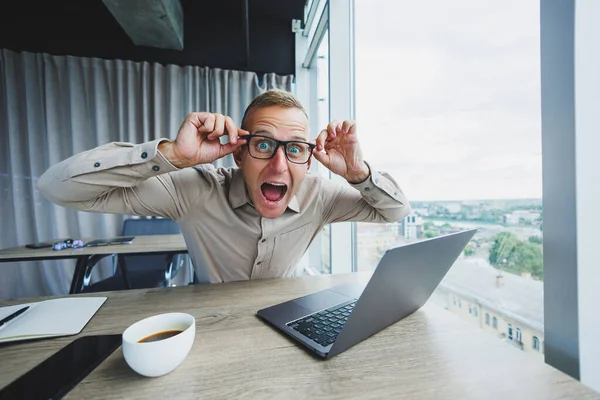 Emotional Man Looking Camera Workplace Man Glasses Sitting Desktop Computer — стоковое фото