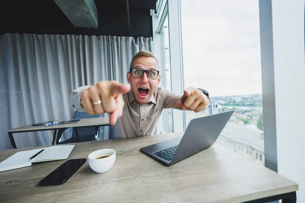 Emotional Man Looking Camera Workplace Man Glasses Sitting Desktop Computer — стоковое фото