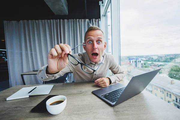 Emotional Man Looking Camera Workplace Man Glasses Sitting Desktop Computer — стоковое фото