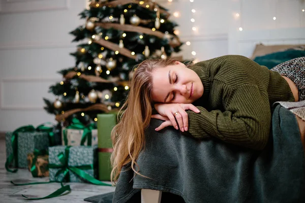 Beautiful Blonde Woman Sits Christmas Tree New Year Atmosphere Rejoices — 图库照片