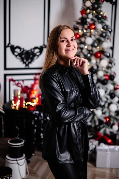 Happy Young Woman Spending Christmas Holidays Home Smiling Broadly Decorated — ストック写真