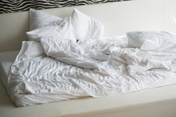 Кровать Мягкими Подушками Белыми Простынями Белый Комплект Кровати — стоковое фото