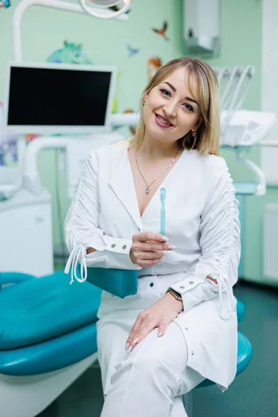 Dentista Está Consultorio Dental Mujer Dentista Con Abrigo Blanco Consultorio — Foto de Stock