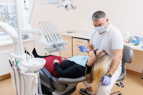Médico Dentista Observa Los Dientes Del Paciente Sostiene Los Instrumentos — Foto de Stock
