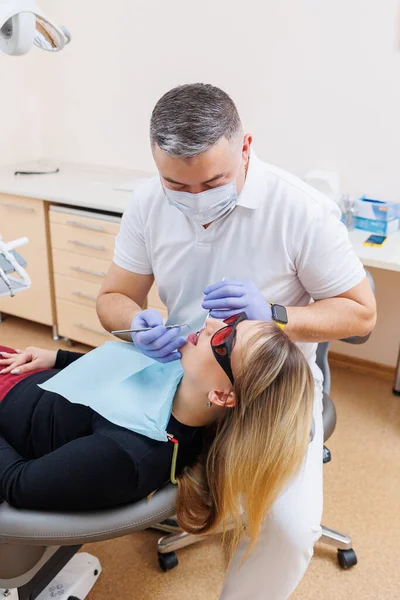 Tandarts Kijkt Naar Tanden Van Patiënt Houdt Tandheelkundige Instrumenten Buurt — Stockfoto
