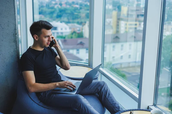 Cheerful Businessman Talking Phone Working Laptop Office Businessman Sitting Working — Zdjęcie stockowe