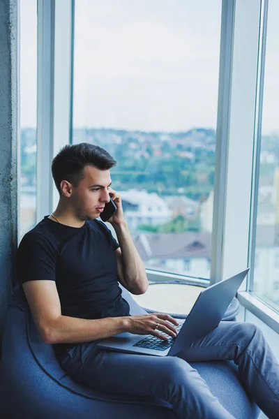 Cheerful Businessman Talking Phone Working Laptop Office Businessman Sitting Working — Zdjęcie stockowe