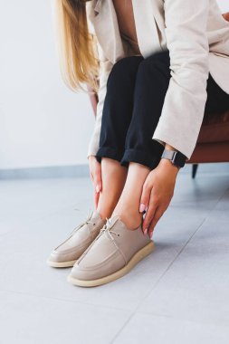 Bej renkli kadın deri ayakkabıları kadın bacaklarına yakın plan. Yeni kadın deri ayakkabı koleksiyonu..