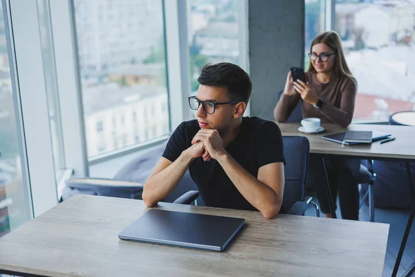 Jóvenes Colegas Oficina Escritorio Con Ordenador Portátil Jóvenes Colegas Modernos — Foto de Stock