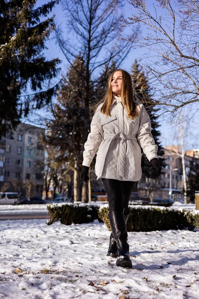 Женщины Белых Зимних Пальто Черных Кожаных Сапогах Уличный Стиль Женская — стоковое фото