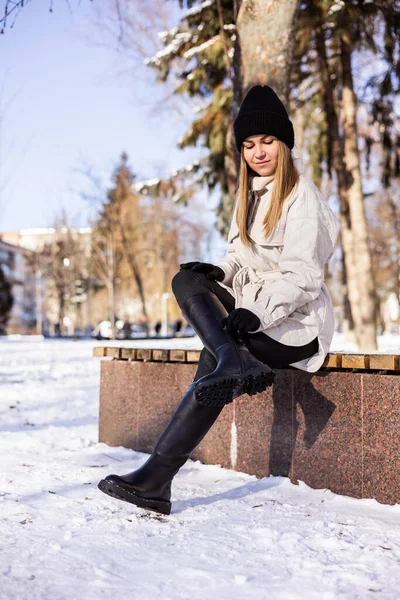Vrouwen Witte Winterjassen Zwarte Leren Laarzen Straatstijl Casual Damesmode Winterdamesstijl — Stockfoto