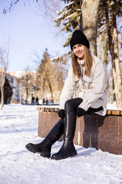 Vrouwen Witte Winterjassen Zwarte Leren Laarzen Straatstijl Casual Damesmode Winterdamesstijl — Stockfoto