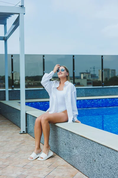 Cheerful Young Woman White Swimsuit White Shirt Sitting Pool Woman — 스톡 사진