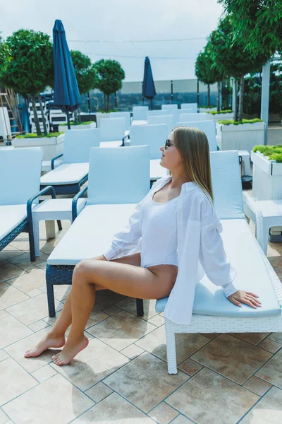 Slim Woman White Swimsuit Sunglasses Lying Deckchair Sunbathing Pool Summer — 스톡 사진
