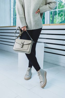 Bacaklarını şık beyaz ayakkabılarla kapat. Doğal deriden yapılmış kadın ayakkabıları koleksiyonu. Kadın kış botları.