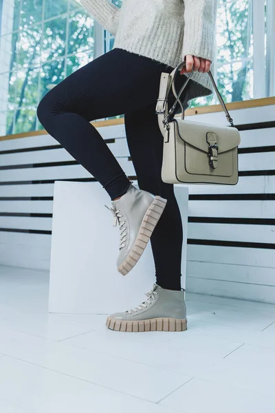 Крупним Планом Ноги Стильному Білому Взутті Колекція Жіночого Взуття Натуральної — стокове фото