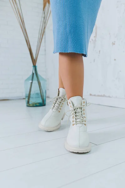 Cierre Piernas Zapatos Blancos Con Estilo Colección Zapatos Mujer Fabricados — Foto de Stock