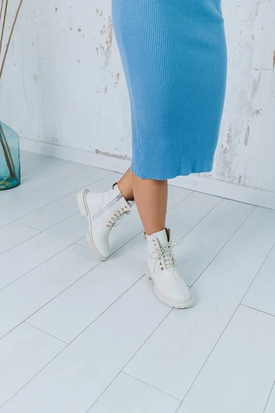 スタイリッシュな白い靴で足を閉じます 天然皮革製の女性用シューズのコレクション ウィメンズウィンターブーツ — ストック写真
