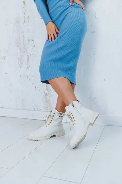 Закройте Ноги Стильных Белых Туфлях Коллекция Женской Обуви Натуральной Кожи — стоковое фото
