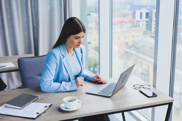 Young Beautiful Business Woman Blue Shirt Sitting Office Laptop Doing — Foto de Stock