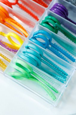 Diş telleri için renkli elastik ortodontik bantlar. Diş hekimliği. Dişlerin ortodonti tedavisi.